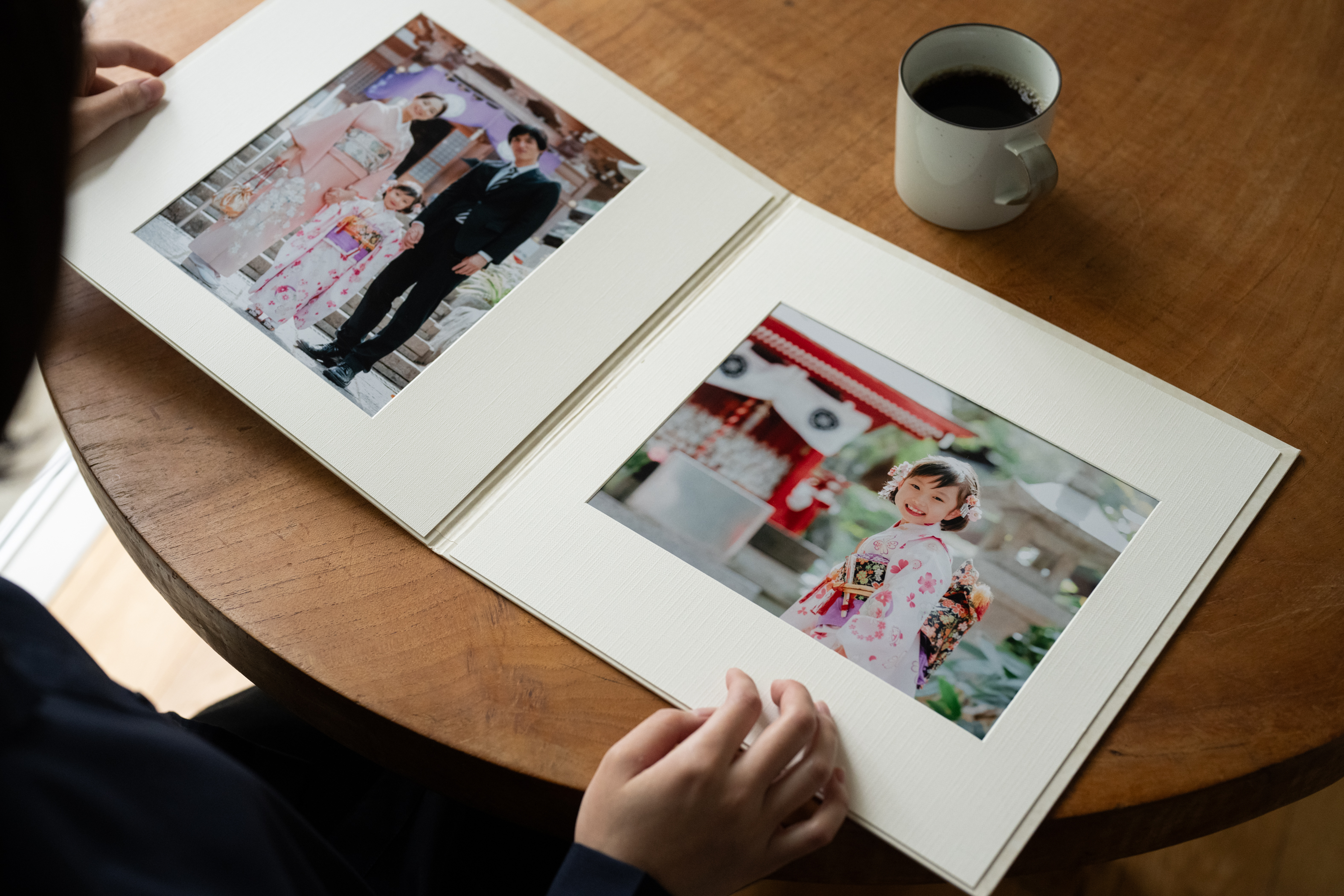 スマホからも注文OK】大きな写真で残す特別な1枚。台紙セットで写真館